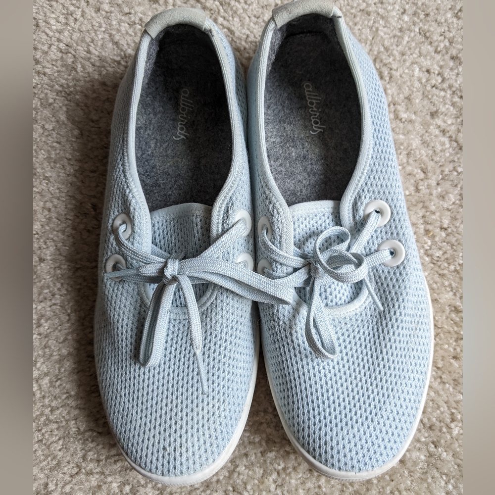 Light blue Allbirds tree skippers, size 9